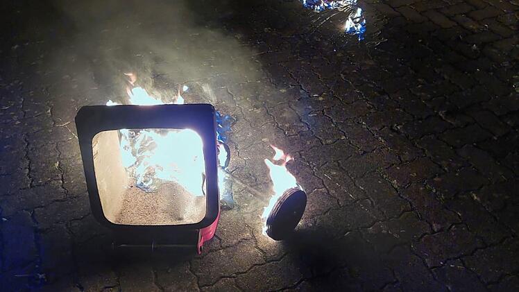 Stettfeld: Brennende Mülltonne droht auf Haus überzugreifen - Jugendfeuerwehr verhindert Schlimmeres