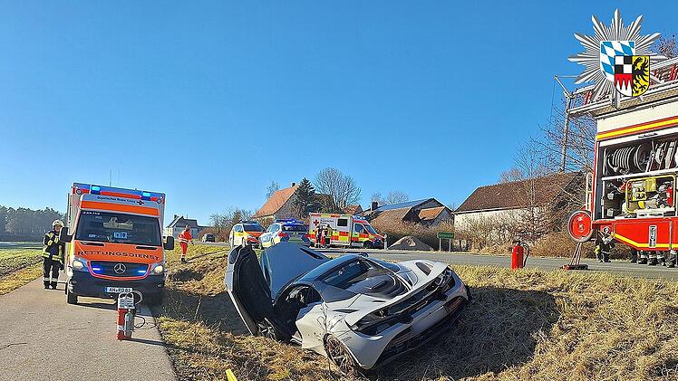 Nach missgl&uuml;cktem &Uuml;berholman&ouml;ver im Kreis Ansbach McLaren 720 S Spider landet auf B14 in Graben