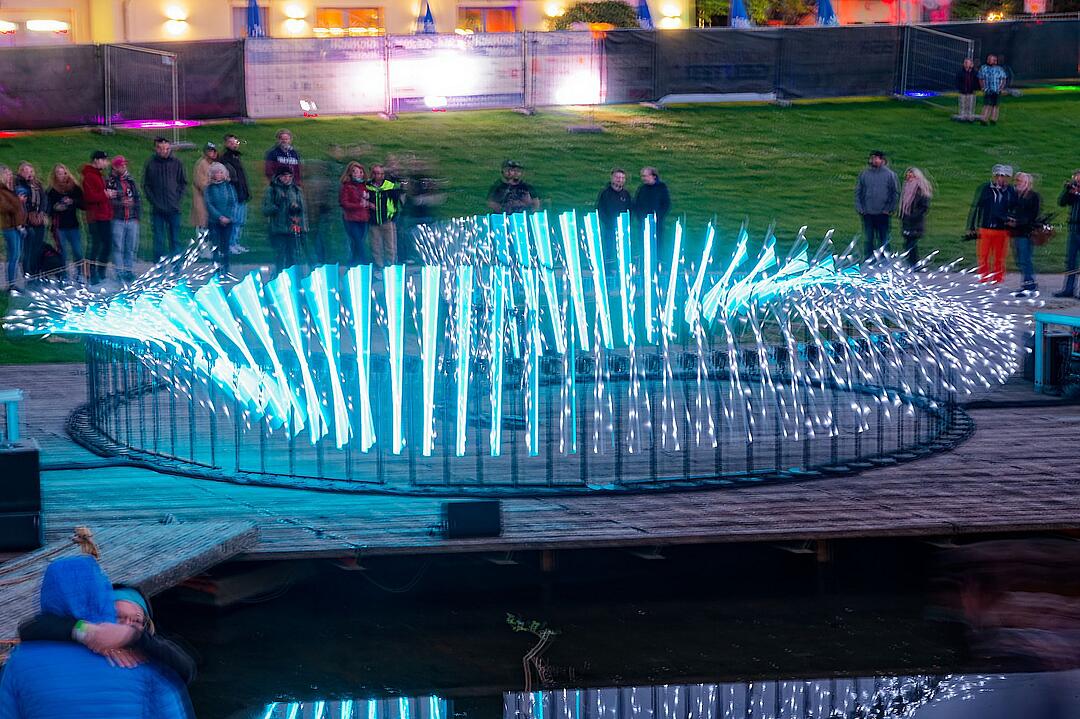 Eine magische Kulisse mit effektvoll platzierter Lichtkunst.