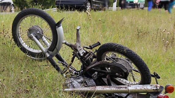 Das Moped landete nach dem Zusammenprall im Straßengraben. Im Hintergrund der schwarze Peugeot.