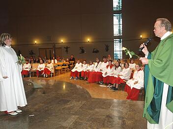 Rosen zum Abschied: Pfarrer Balthasar Amberg überreichte Gemeindereferentin Nicole Marx eine Rose. Er würdigte ihren Einsatz und bedankte sich bei ihr. Frau Marx geht in Mutterschutz. Pfarrer Amberg verlässt die Pfarreiengemeinschaft zum 1. August. Fotos: Stefan Geiger