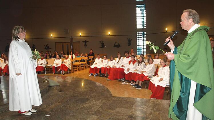 Rosen zum Abschied: Pfarrer Balthasar Amberg überreichte Gemeindereferentin Nicole Marx eine Rose. Er würdigte ihren Einsatz und bedankte sich bei ihr. Frau Marx geht in Mutterschutz. Pfarrer Amberg verlässt die Pfarreiengemeinschaft zum 1. August. Fotos: Stefan Geiger
