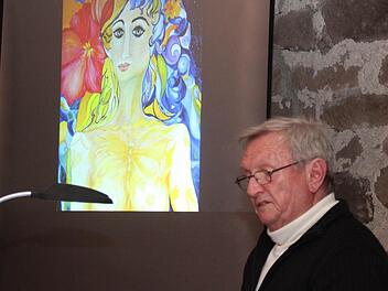 Dieter Gropp las Verse zu den Bildern, die an die Leinwand geworfen wurden. Fotos: Johanna Blum