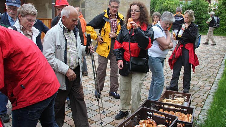 Improvisierte Rast im Hof der alten Schule in Lichtenstein. Mehr ist in dem Bergdorf derzeit nicht möglich.