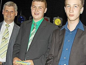 Die Jahrgangsbesten Christan Sichert und Lukas Zapf (Mitte) wurden von Elternbeiratsvorsitzendem Michael Lieb geehrt. Foto: Andreas Welz