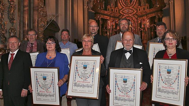 Verleihung der Ehrenbriefe: Thomas Bold, Renate Kröckel, Annamarie Göbel, Karl Beudert, Andrea Metzler (vorn von links), Robert Knüttel, Arno Holzheimer, Georg Schmitt, Joachim Hartling und Eugen Pfeffermann (hinten von links). Foto: Gerd Schaar
