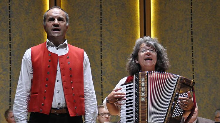 Ob mit Trompete, fränkischer Bockpfeife, Akkordeon oder mit Gesang und Mundart, die Spessart Spielleut - Lissy und Hans Heiligenthal aus Hofstetten bei Gemünden - sind der fränkischen Kultur vom Main mit Leib und Seele verschrieben.  Foto: Peter Klopf