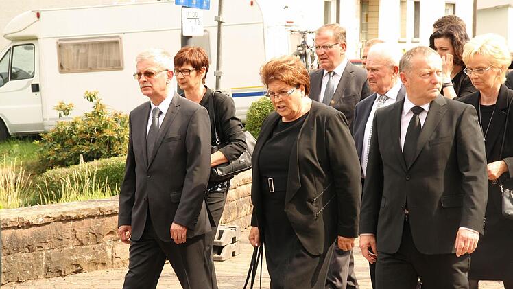 Barbara Stamm, Landrat Thomas Bold (rechts) und Bürgermeister Gotthard Schlereth (links) führten die Trauergemeinde bei der Beisetzung Herbert Neders in Oberthulba an.