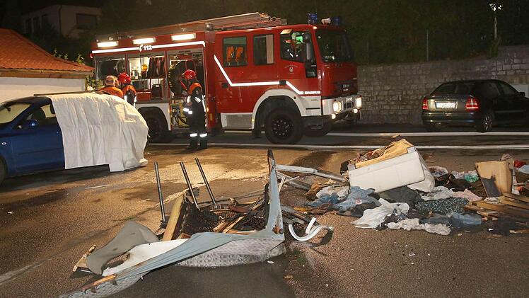 Großeinsatz der Coburger Feuerwehr bei einem Wohnungsbrand in der Samuel-Schmidt-Straße, der sich als Brandstiftung erwies.Foto: Michael Stelzner