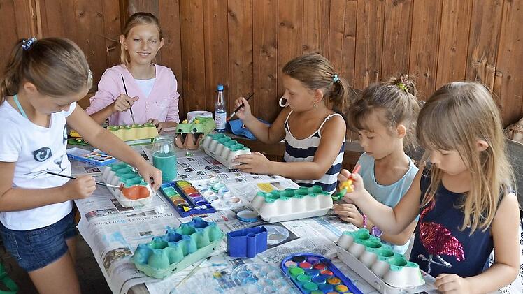 Eine der vielen gelungenen Aktivitäten im Strullendorfer Sommerferienprogramm war das Basteln mit Naturmaterialien, das im Amlingstadter Pfarrgarten von der Ortsgruppe des Bundes Naturschutzes veranstaltet wurde.  Foto: Andrea Spörlein