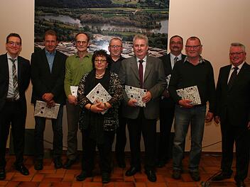 Seit 25, 30 und 40 Jahren halten diese Mitarbeiter dem Baustoffwerk Röckelein ihre Treue. Im Bild rechts Firmenchef Wolfgang Röckelein. Links sein Sohn Christoph, der neu zur Geschäftsleitung gekommen ist.  Foto: Evi Seeger