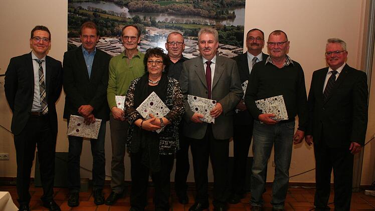 Seit 25, 30 und 40 Jahren halten diese Mitarbeiter dem Baustoffwerk Röckelein ihre Treue. Im Bild rechts Firmenchef Wolfgang Röckelein. Links sein Sohn Christoph, der neu zur Geschäftsleitung gekommen ist.  Foto: Evi Seeger