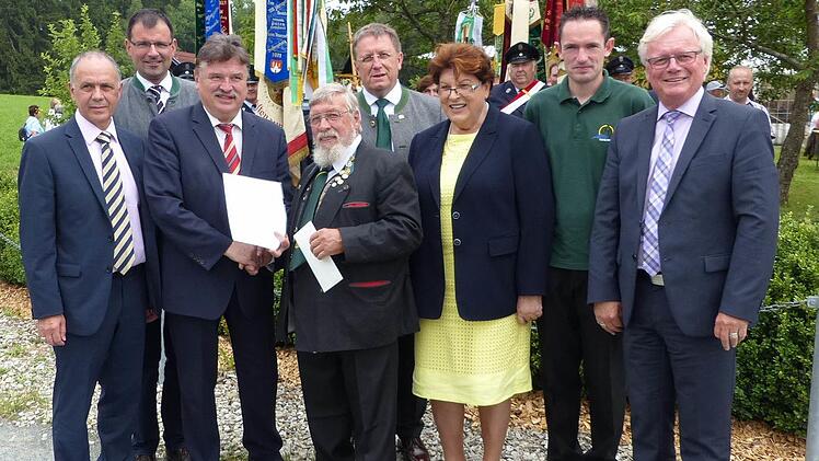 Landrat Klaus Peter Söllner (Dritter von links) zeichnete Bruno Tittel (daneben) mit der Ehrennadel in Bronze aus.