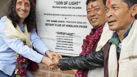 Drei Freunde: Alberto Parmigiani, Santa Ratna Shakya und Shree Krishna Shahi (von links) machen über die Hilfsorganisation "Son of Light" den Bau der Schulen möglich.