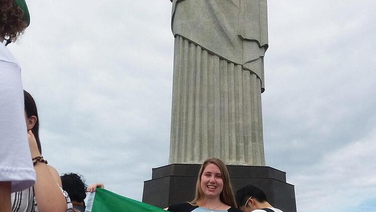 Franziska Schubert hatte bei ihrem Auslandsjahr in Brasilien die Möglichkeit, eine Reise nach Rio de Janeiro zu unternehmen. Das Foto zeigt sie unter der Christusstatue in Rio.  Foto: Lina Bentele