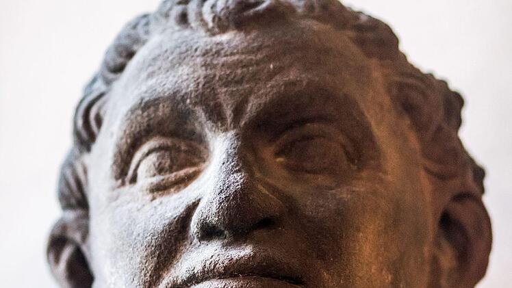 Im Rathaussaal steht dieser Kopf des Heiligen Mauritius, der ursprünglich an der Eingangsfassade von St. Moriz zu finden war. Foto: Jochen Berger