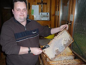 Dieter Schölzke und der Imkerverein tun viel dafür, dass es auch weiterhin Bienenzüchter in der Region gibt. Foto: Archiv/Heike Beudert