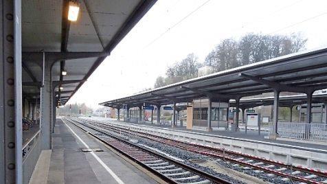 Mitte November: Der Schacht für den Aufzug zu den Gleisen 2 und 3 ist zwar schon verglast, der Aufzug allerdings muss noch montiert werden.