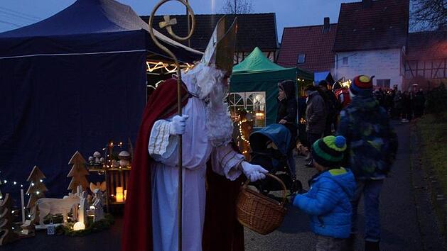 Auch der Nikolaus machte Halt in Gro&szlig;wenkheim. Fotos: Anton Then