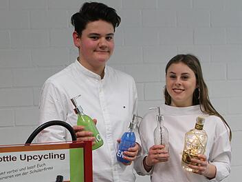 Mit sichtlichem Stolz präsentierten Vorstandsvorsitzender Noah Hildenbrand (links) und Produktionsleiterin Nele Boczar einige Produkte der Schülerfirma "Mr. New Bottle".Günther Geiling