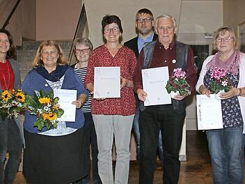 Bei den Ehrungen (von links) Kassiererin Pia Wich, Schriftführerin Hermine Fiedler, Erste Vorsitzende Susanne Knauer-Marx, Irene Ginzel (nahm die Ehrung für ihren Vater Roland Ginzel für 50 Jahre entgegen), Zweiter Bürgermeister Michael Bohl, Günter Scholz (50 Jahre) und Karola Münch (40 Jahre) Foto: privat
