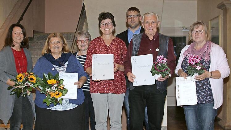 Bei den Ehrungen (von links) Kassiererin Pia Wich, Schriftführerin Hermine Fiedler, Erste Vorsitzende Susanne Knauer-Marx, Irene Ginzel (nahm die Ehrung für ihren Vater Roland Ginzel für 50 Jahre entgegen), Zweiter Bürgermeister Michael Bohl, Günter Scholz (50 Jahre) und Karola Münch (40 Jahre) Foto: privat