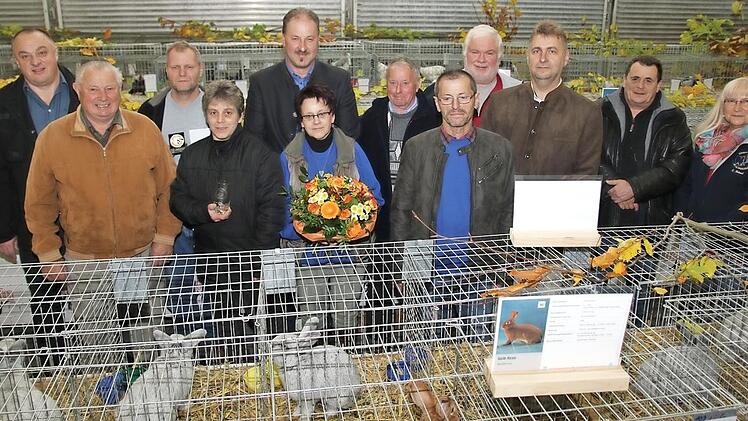 Die erfolgreichen Züchter des Kleintierzuchtvereins Untersiemau wurden bei der Eröffnung der Lokalschau besonders geehrt. Foto: Michael Stelzner