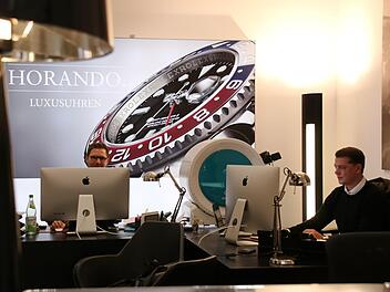 Horando setzt auf das Geschäft mit Luxusuhren. Hier ein Blick in die Filiale in der Langen Straße mit Christopher Fischer. Foto: Sebastian Schanz