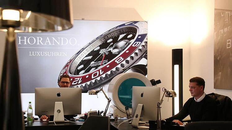 Horando setzt auf das Geschäft mit Luxusuhren. Hier ein Blick in die Filiale in der Langen Straße mit Christopher Fischer. Foto: Sebastian Schanz
