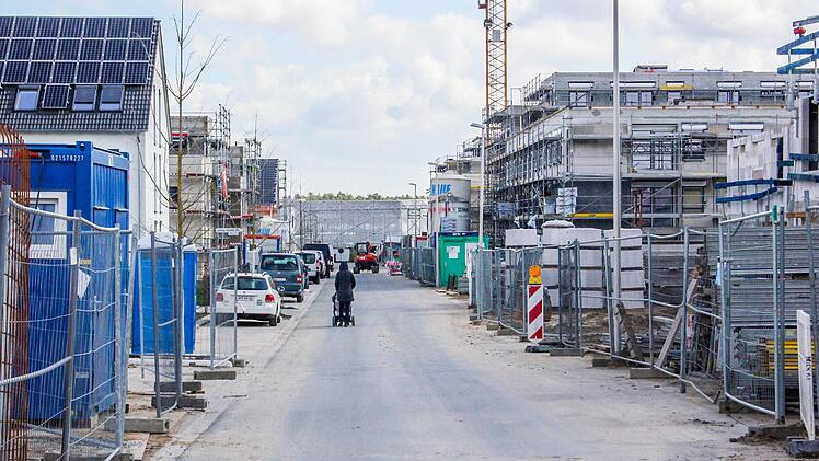 Noch teilen sich die Anwohner ihre Straßen mit Baustellenfahrzeugen. Gehwege sind dort nicht vorgesehen.  Foto: Bernhard Panzer