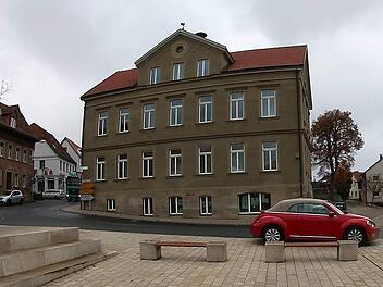 Im Rathaus der Marktgemeinde Maßbach laufen die Fäden der  Verwaltungsgemeinschaft Maßbach zusammen. Deshalb ist das Gebäude  weitgehend an die Verwaltungsgemeinschaft vermietet. Die Marktgemeinde  kassiert dafür 30.000 Euro pro Jahr. Foto: Dieter Britz