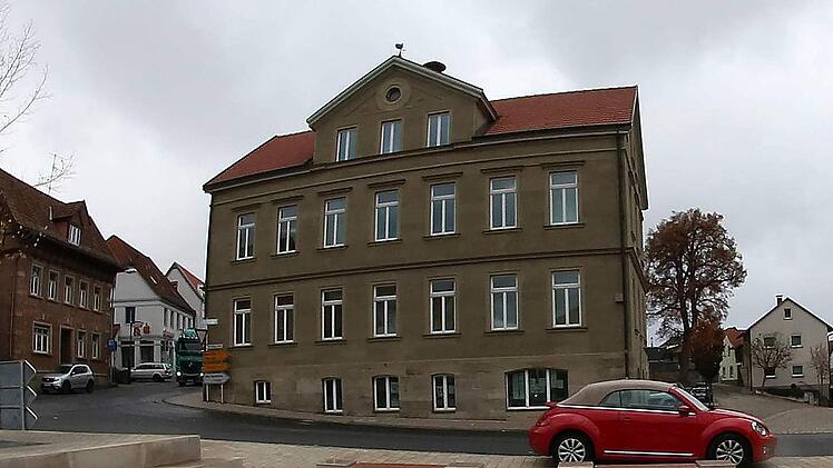 Im Rathaus der Marktgemeinde Maßbach laufen die Fäden der  Verwaltungsgemeinschaft Maßbach zusammen. Deshalb ist das Gebäude  weitgehend an die Verwaltungsgemeinschaft vermietet. Die Marktgemeinde  kassiert dafür 30.000 Euro pro Jahr. Foto: Dieter Britz