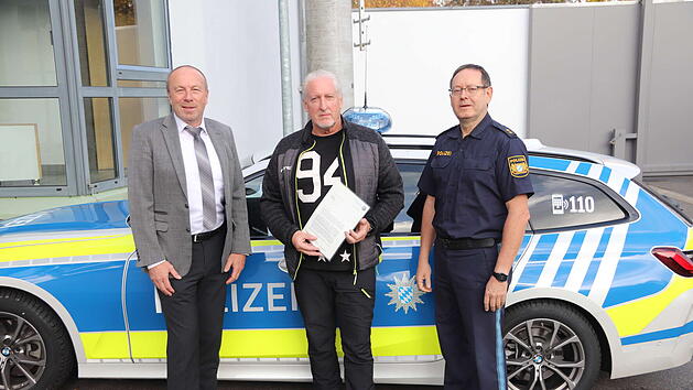 Polizeipr&auml;sidium Oberfranken ehrt den Lebensretter von mehreren Bewohnern eines Mehrfamilienhauses nach einem Dachstuhlbrand.