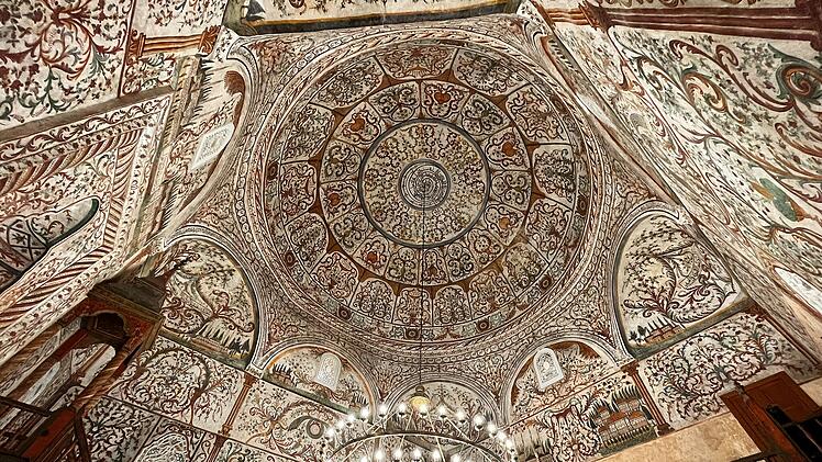 Sie wurde im Jahr 1821 nach 27 Jahren Bauzeit fertiggestellt und ist ein beeindruckendes historisches Zeugnis der islamischen Kunst.