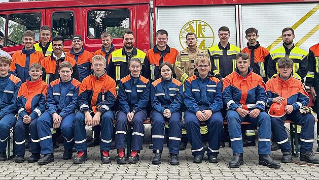 Die erfolgreichen Teilnehmerinnen und Teilnehmer aus den Feuerwehren Bad Staffelstein, Buch am Forst, Kösten, Loffeld, Michelau, Oberbrunn, Reundorf, Seubelsdorf, Unterneuses und Wolfsdorf mit Lehrgangsleiter Kreisbrandmeister Aaron Och (links).