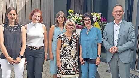 Abschied im Thulbaer Kindergarten: (von links) Katharina Derr (Caritasverband), Vanessa Rehbein (St. Elisabethenverein), Michaela Kötzner (Leitung), Birgit Armbruster (Jubilarin), Gemeindereferentin Petra Strauß und Bürgermeister Mario Götz.