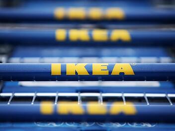 Ikea-Logo an einem Einkaufswagen