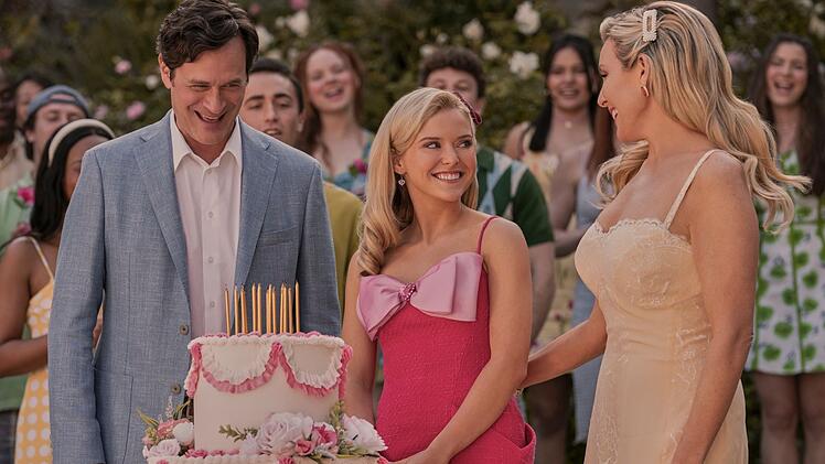 Ihre Eltern Eva (June Diane Raphael) und Wyatt (Tom Everett Scott) schenken Elle (Lexi Minetree) noch eine rauschende "Sweet Sixteen"-Party, bevor der Umzugswagen kommt.