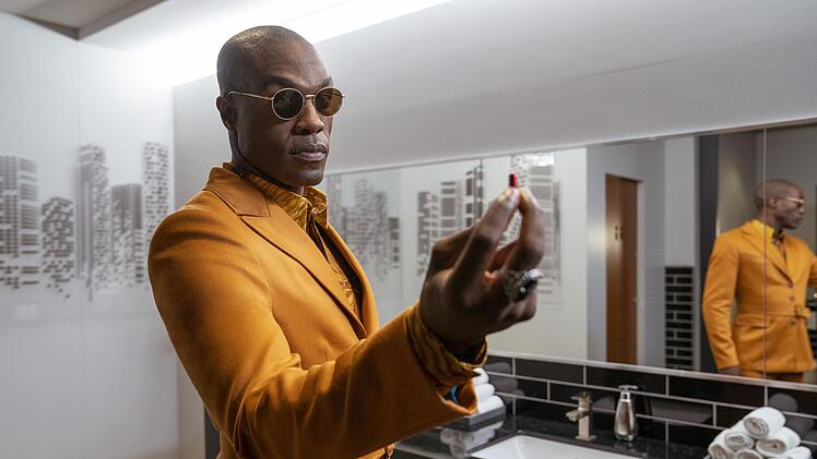 Darf es die rote Pille sein? Auch dieses Mal bietet Morpheus (Yahya Abdul-Mateen II) Neo gro&szlig;en Erkenntnisgewinn an - allerdings in ver&auml;nderter Gestalt.