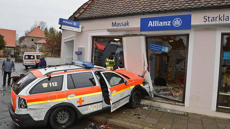Der Notarztwagen krachte mit voller Wucht in die Säule, die das Schaufenster in zwei Teile gliedert.