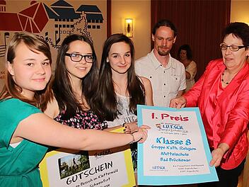 Die Gewinner von der Mittelschule aus Bad Brückenau (v.l.): Laura Prucha, Lara Will, Katharina Kötzner und Lehrer Peter Reiß erhalten ihren Preis von der stellvertretenden Landrätin Monika Horcher. Foto: Gerd Schaar