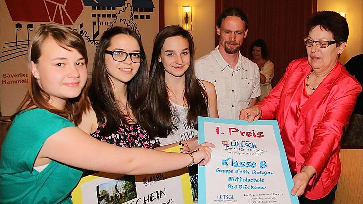 Die Gewinner von der Mittelschule aus Bad Brückenau (v.l.): Laura Prucha, Lara Will, Katharina Kötzner und Lehrer Peter Reiß erhalten ihren Preis von der stellvertretenden Landrätin Monika Horcher. Foto: Gerd Schaar