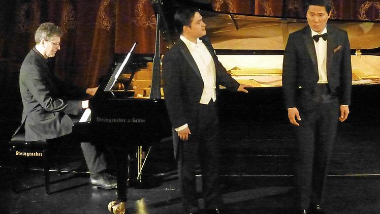 Zwischenstation im Kurtheater: Die Tenöre Sung Min Song (rechts) und Kejia Xiong und der Pianist Massimo Guidetti servierten Beliebtes aus Oper, Operette und Kunstlied. Foto: Ahnert