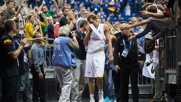 Tränen beim Gang in die Kabine bei Dirk Nowitzki. Foto: Lukas Schulze/dpa
