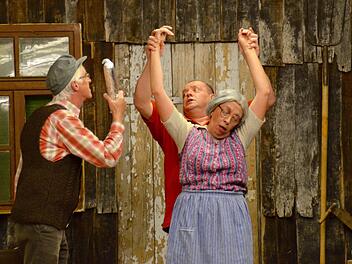 Hier versucht der neue Mühlenbesitzer Heinz Müller (Andreas Pfülb) der ehemaligen Magd Anna (Stefanie Schlereth) zu helfen, was wiederum der Bürgermeister Gustav Hintermoser (Ossi Brandl) völlig falsch auffasst. Fotos: Kathrin Kupka-Hahn