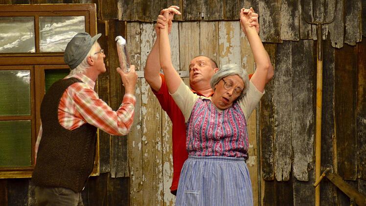 Hier versucht der neue Mühlenbesitzer Heinz Müller (Andreas Pfülb) der ehemaligen Magd Anna (Stefanie Schlereth) zu helfen, was wiederum der Bürgermeister Gustav Hintermoser (Ossi Brandl) völlig falsch auffasst. Fotos: Kathrin Kupka-Hahn