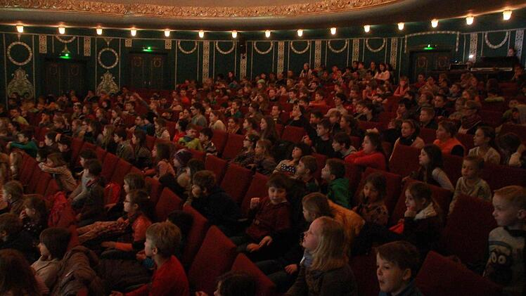 "Karneval der Tiere" mit dem Bayerischen Kammerorchester Bad Brückenau als Schulkonzert für 13 Schulen und insgesamt 1350 Schüler Foto: Carmen Schmitt