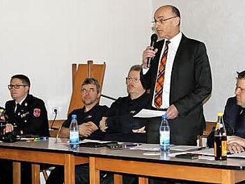 Landrat Wilhelm Schneider (stehend) lobte das Engagement der Kreisjugendfeuerwehren. Mit im Bild von links: die Kreisjugendsprecherin Alicia Pfuhlmann, Bezirksjugendwart Thomas Grimmer, stellvertretender Kreisjugendwart Ralf Schlinke sowie der Kreisbrandrat Ralf Dressel und der Kreisjugendwart Johannes Krines.  Foto: Günther Geiling