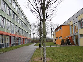 Links die Mittel-, rechts die Grundschule in der Haßfurter Dr.-Neukam-Straße. Das Gebäude der Grundschule soll erweitert werden, weil die Schülerzahlen steigen und mehr Räume vonnöten sind.Andreas Lösch
