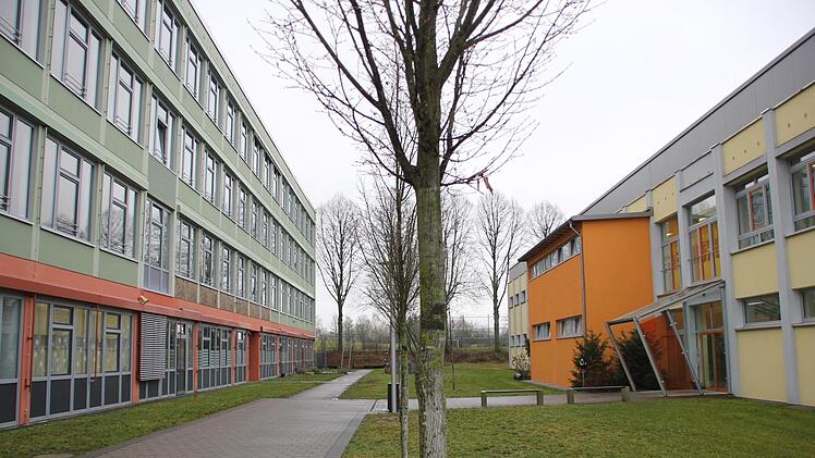 Links die Mittel-, rechts die Grundschule in der Haßfurter Dr.-Neukam-Straße. Das Gebäude der Grundschule soll erweitert werden, weil die Schülerzahlen steigen und mehr Räume vonnöten sind.Andreas Lösch
